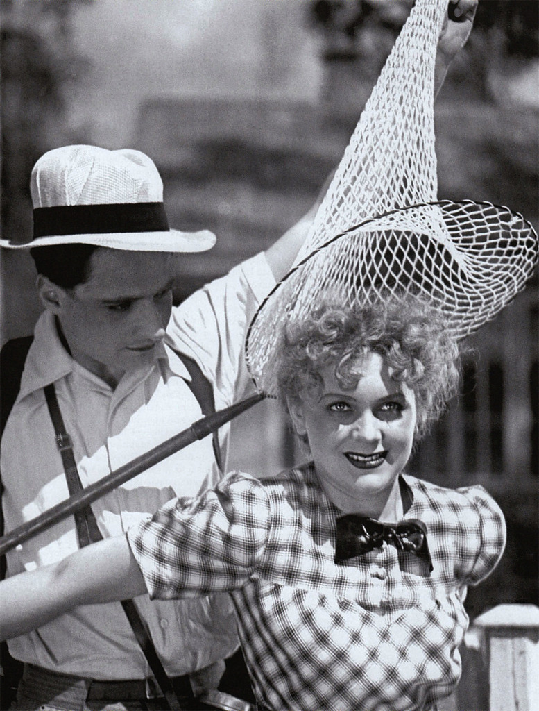 Кадры из Сердца четырех (1945)