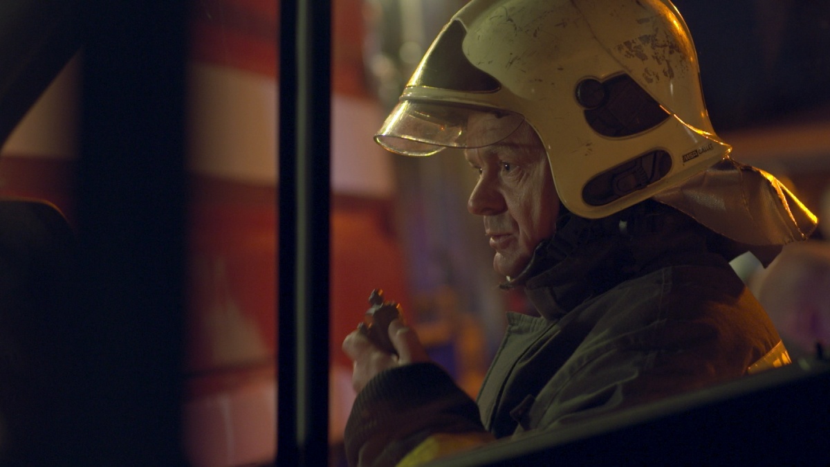 Между двух огней (2015)