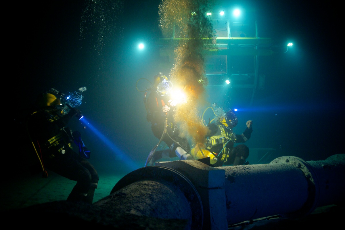 Кадры из Опасное погружение (2015)