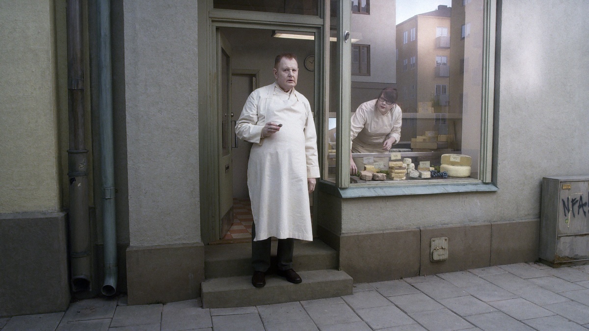 Кадры из Голубь сидел на ветке, размышляя о бытии (2014)