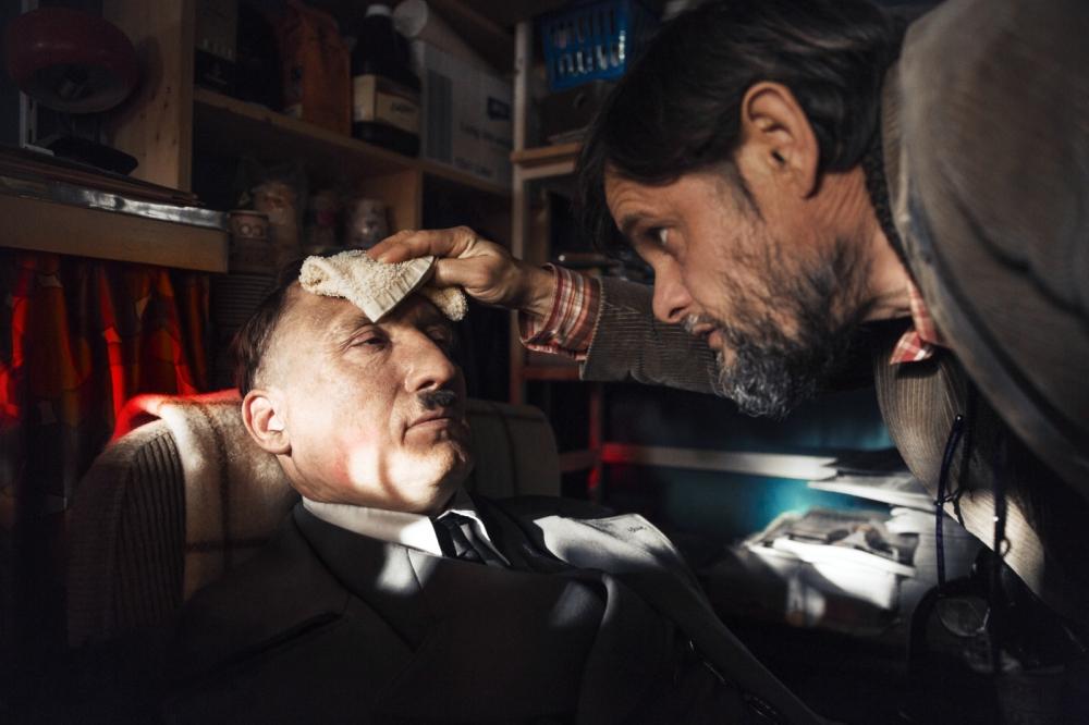 Кадры из Он снова здесь (2015)