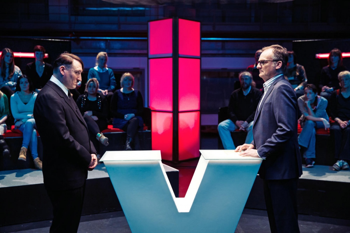 Кадры из Он снова здесь (2015)