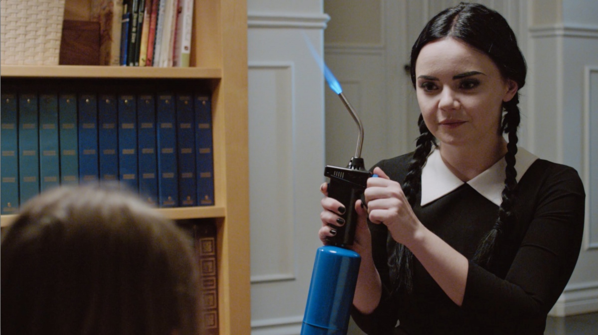 Взрослая Вэнсдэй Аддамс (2013)