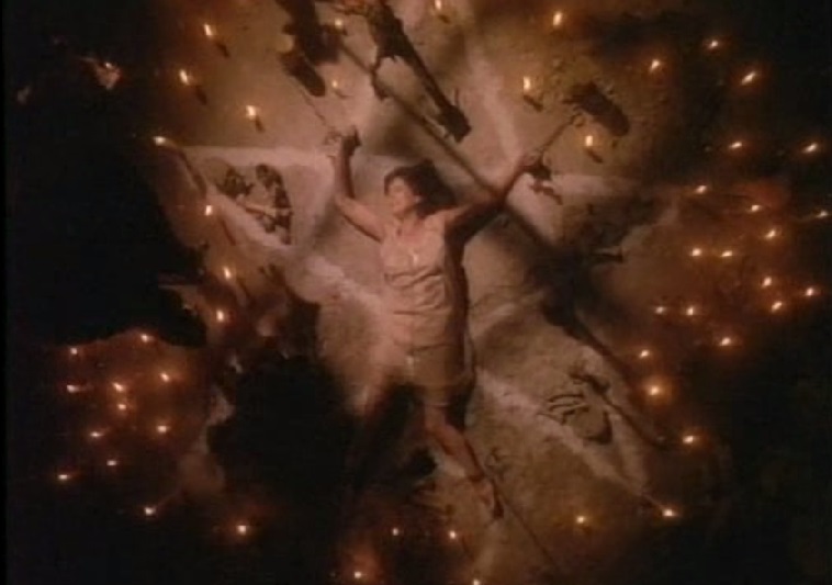 Кадры из Расхитители гробниц (1990)