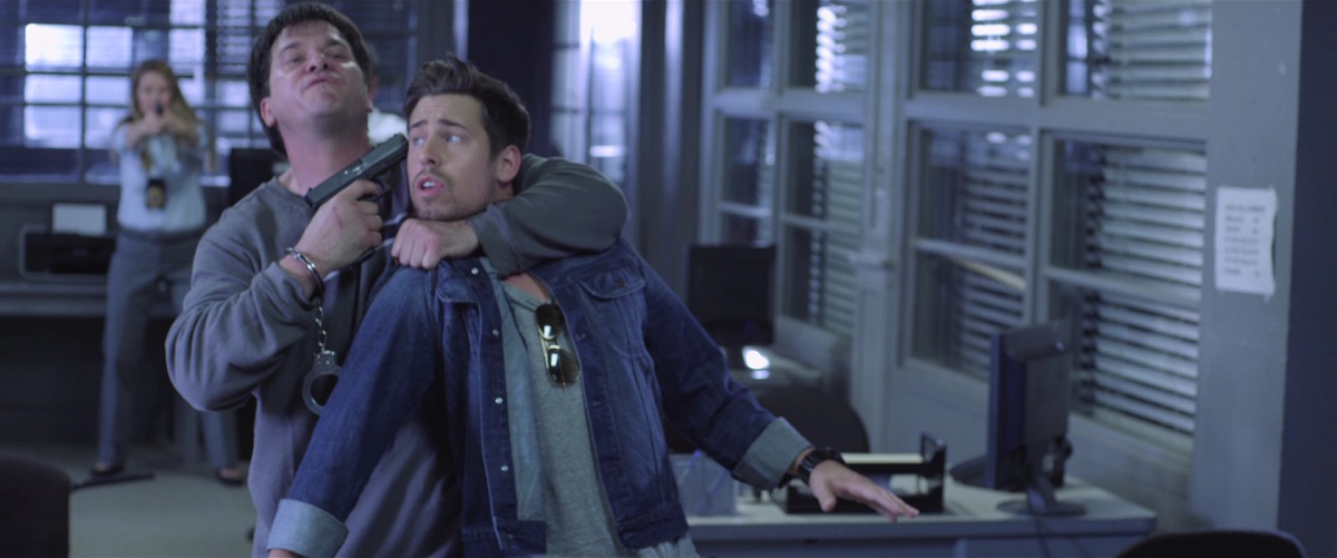 Кадры из В тисках (2015)