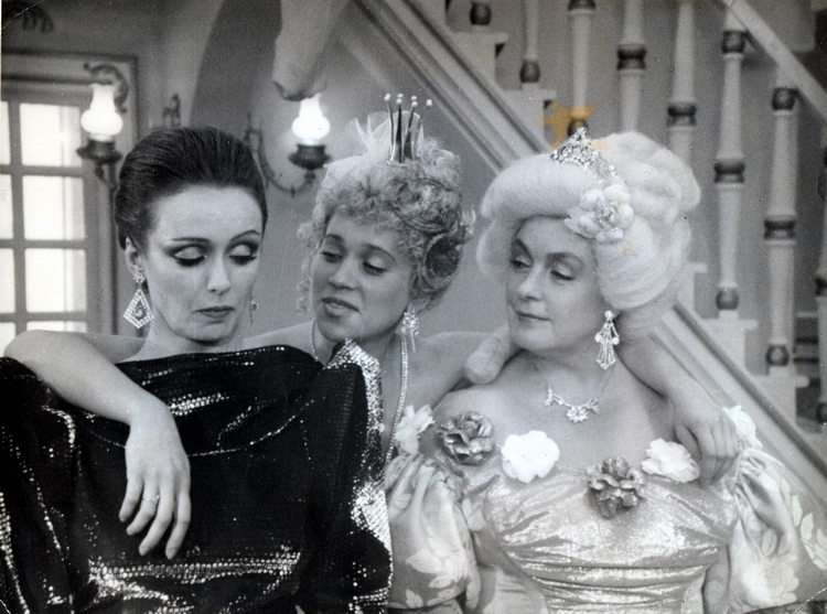 Кадры из Не покидай… (1989)