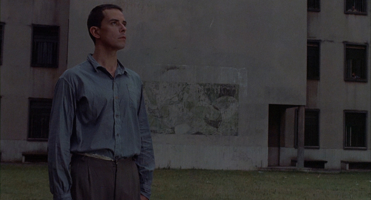 Кадры из Мужчина, глядящий на юго-восток (1986)