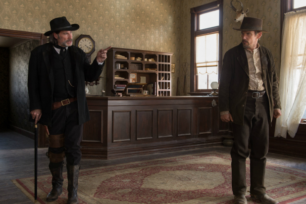 Кадры из В долине насилия (2016)