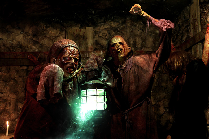 Кадры из Отель Инферно: Храм боли (2017)