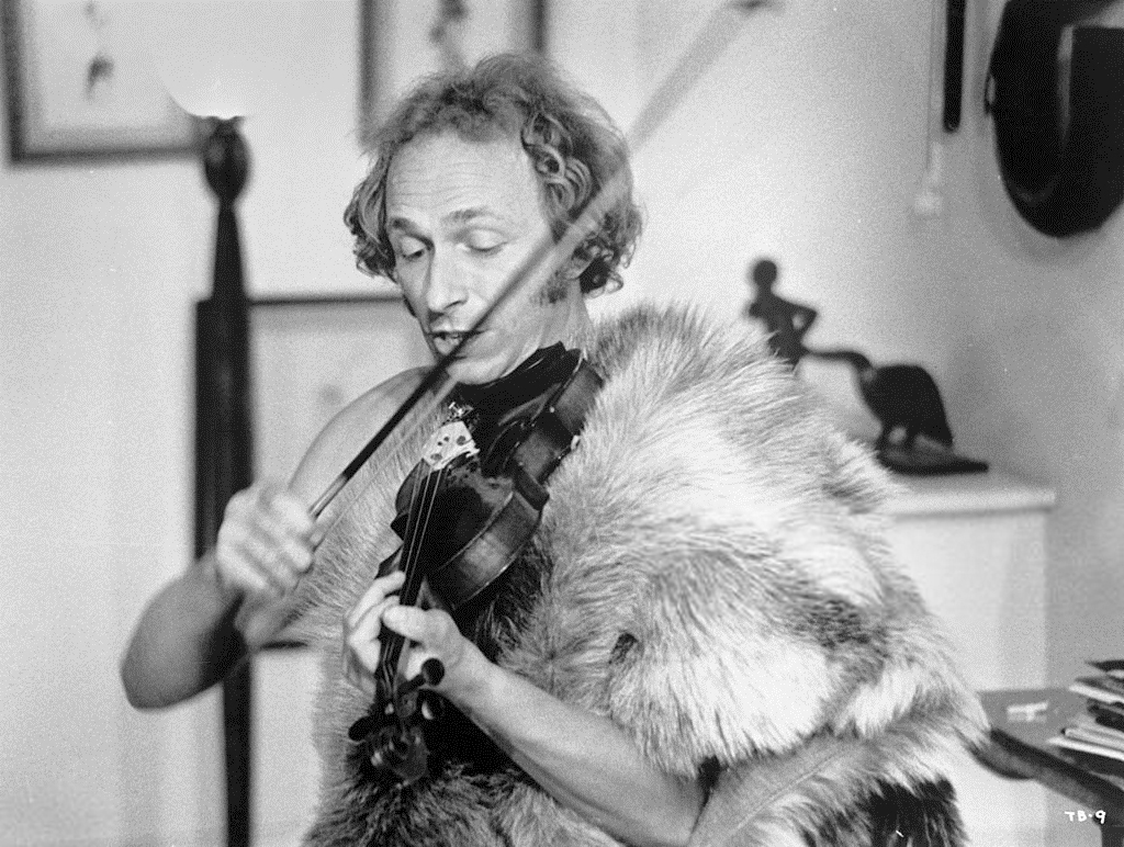 Кадры из Высокий блондин в черном ботинке (1972)