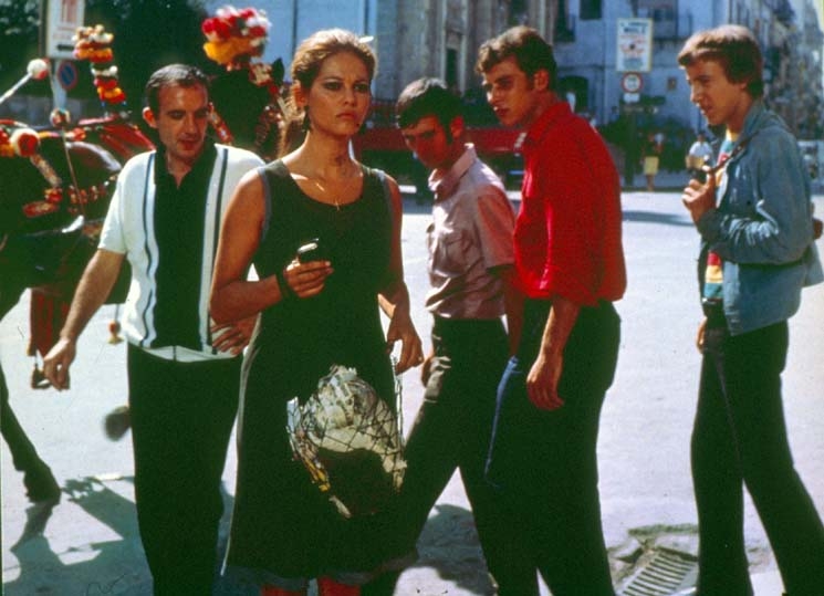 Кадры из Сова появляется днем (1968)