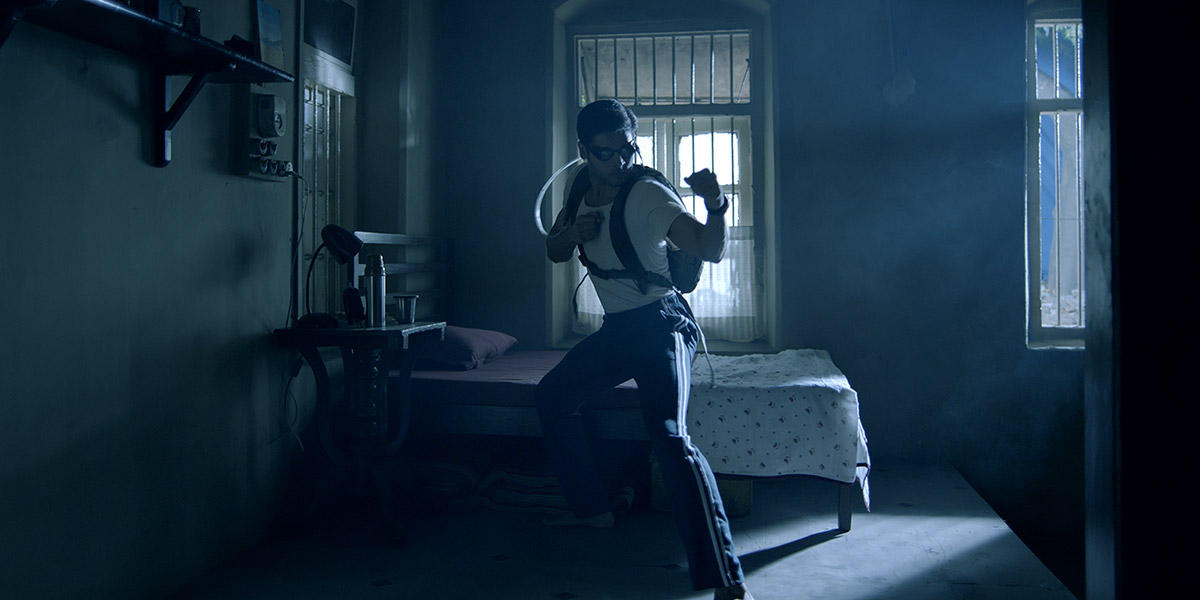 Кадры из Человек, который не чувствует боль (2018)