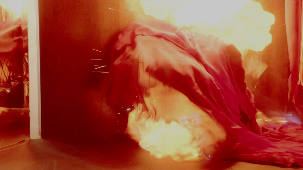 Кадры из Маленькое красное платье (2018)