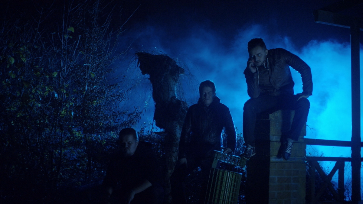 Среди теней (2019)