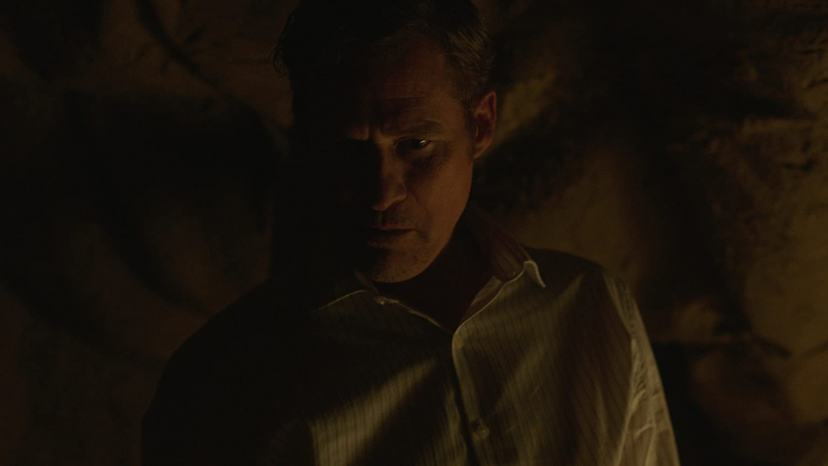 Кадры из Ниже нас (2019)