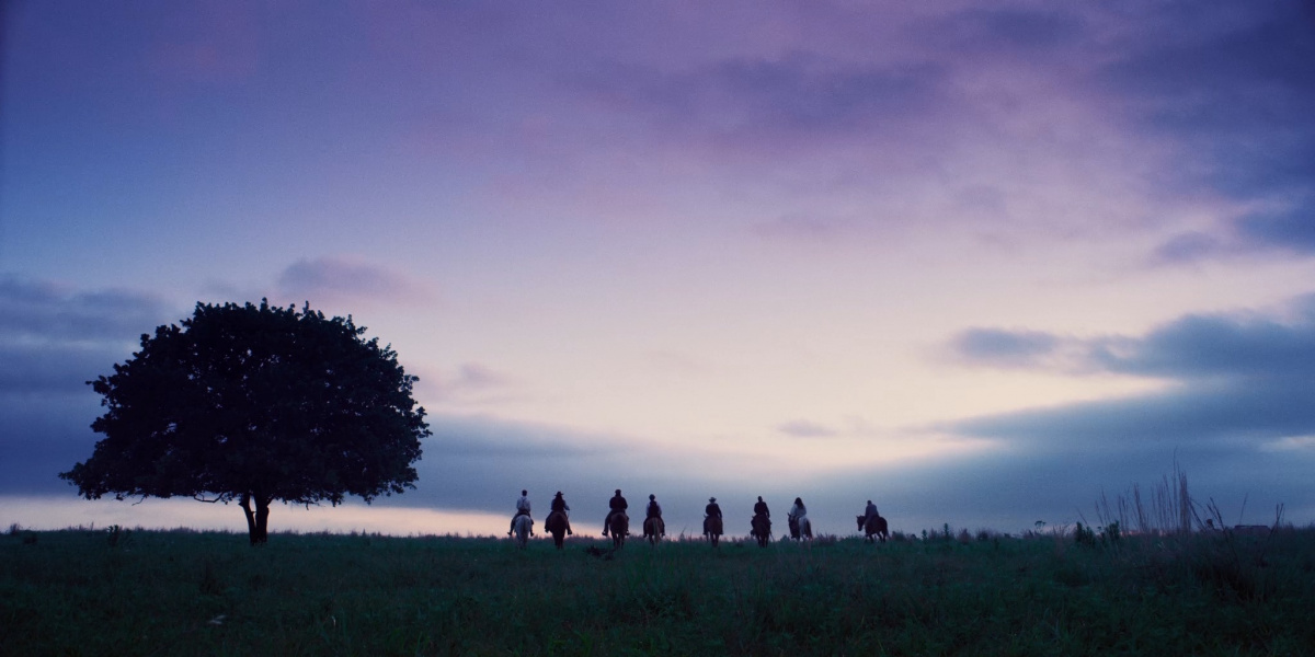 Кадры из За призрачной дверью (2020)