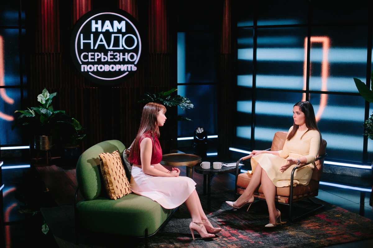 Кадры из Нам надо серьезно поговорить (2020)