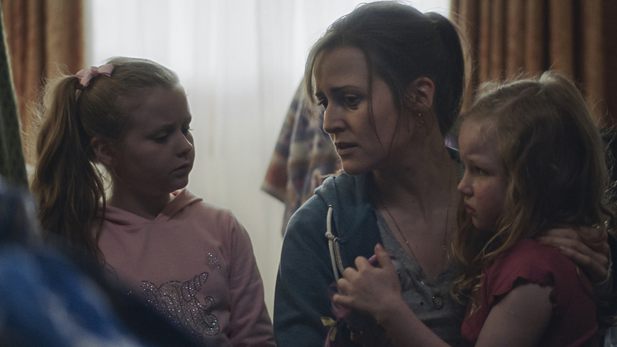 Кадры из Сама по себе (2020)