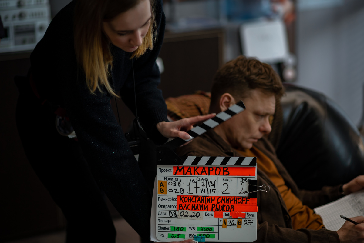 Кадры из Девушки с Макаровым (2021)