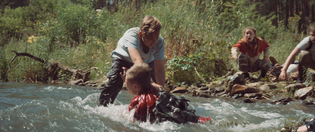 Кадры из Спасти нельзя оставить (2021)