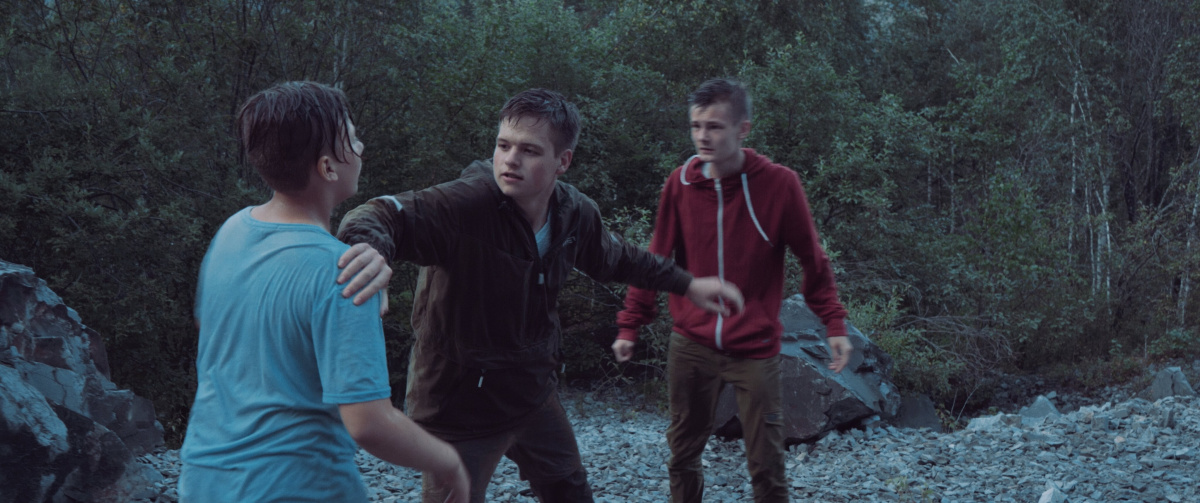 Кадры из Спасти нельзя оставить (2021)