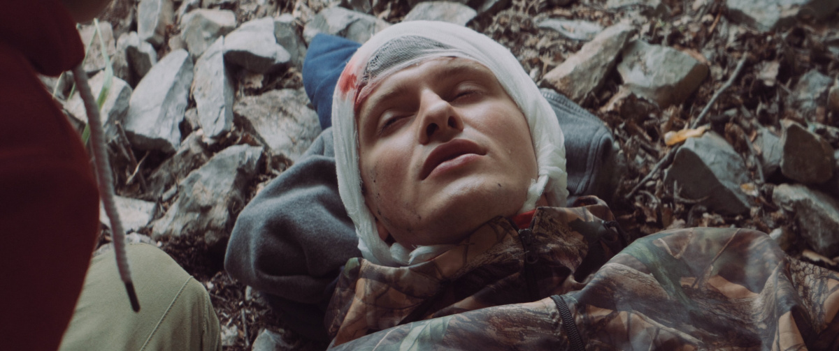 Кадры из Спасти нельзя оставить (2021)