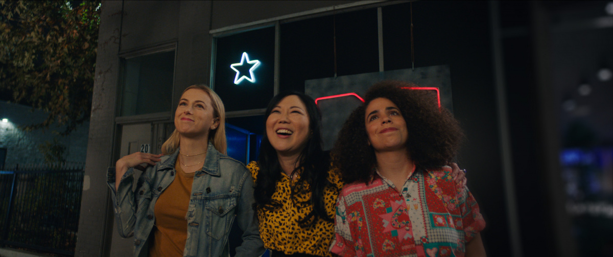 Кадры из Гладко на бумаге (2021)