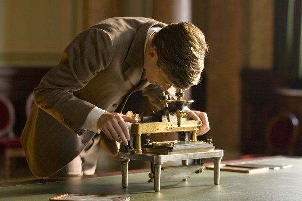 Кадры из Эйнштейн и Эддингтон (2008)